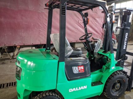 Вилочный погрузчик Dalian CPCD25DB